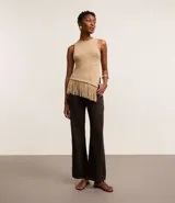 Pantalón wide leg de sarga color negro, con cintura alta, bolsillos delanteros y traseros, cierre con botón y cremallera, y trabillas para cinturón.