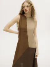 Vestido midi de lino con diseño de colores tierra y picos en el dobladillo para realzar los zapatos.