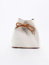 Cartera tipo bucket color blanco con base y lazo de ajuste color marrón.