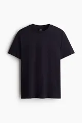 Remera de hombre de color azul marino, corte estándar, cuello redondo y mangas cortas.