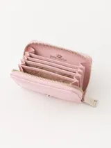 Tarjetero rosa con textura símil cocodrilo y cierre de cremallera.