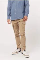 Pantalón cargo color beige con bolsillos laterales y corte ajustado.