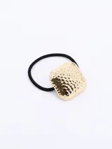 Colero de pelo con adorno cuadrado dorado con textura.