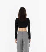Crop top verde militar de manga larga con escote redondeado.
