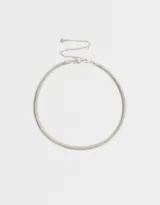 Gargantilla choker plateada de cadena tipo snake con cierre de mosquetón.