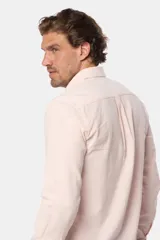 Camisa de lino blanca de manga larga, con bolsillo en el pecho con logo bordado y botones personalizados.