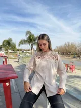 Camisa color crema con cuello mao y detalles de encaje en el canesú.