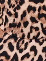 Gorra de béisbol con estampado animal print de leopardo y visera negra.