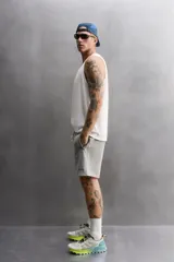 Musculosa negra de algodón, corte recto, cuello redondo y sisa amplia.