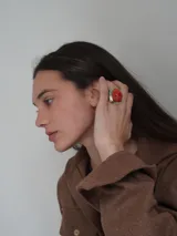 Anillo con piedra color coral engarzada en montura de alpaca.