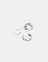 Set de tres earcuffs plateados de metal con diseño trenzado.