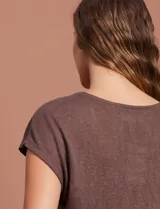 Remera azul de modal con cuello redondo y bordado floral en los hombros.