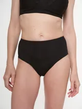 Bombacha tiro alto de microfibra color negro.