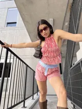 Short rojo y blanco a cuadros vichy, con cintura celeste y corte holgado.