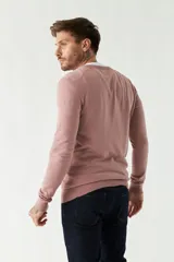 Sweater negro de manga larga con escote en V y logo bordado.