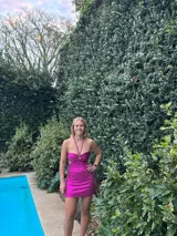 Minivestido verde esmeralda con breteles finos, escote corazón con argolla y cut-outs en el busto.