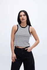 Musculosa corta a rayas horizontales blancas y negras con cuello y sisas ribeteadas en negro.