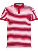 Chomba a rayas horizontales rojas y blancas, con cuello y mangas en color rojo liso. Logo de Tommy Hilfiger bordado en el pecho.