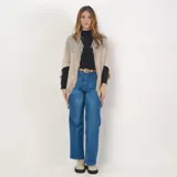 Poncho de acrílico color beige con detalles en gris y flecos en el borde inferior.