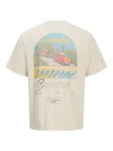 Remera color crema de algodón con cuello redondo y mangas cortas. Estampa en el frente con un paisaje costero, un auto rojo y la inscripción "Casares Málaga The creative studio".