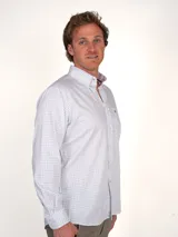 Camisa de vestir de hombre, corte clásico, con estampado a cuadros en tonos rosa y celeste. Tiene cuello abotonado, bolsillo en el pecho y mangas largas.