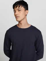 Camiseta negra de manga larga con cuello redondo.