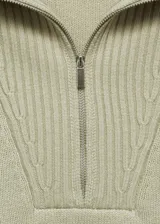 Sweater verde claro de punto medio con cuello alto y cierre de cremallera.