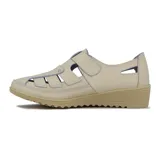 Zapato guillermina color beige con velcro, suela alta y diseño casual.