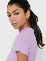 Camiseta de punto acanalado color lila, con cuello perkins con volados y mangas cortas.
