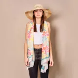 Pashmina rectangular color amarillo con estampado de hojas en tonos rosa, naranja, celeste y verde.