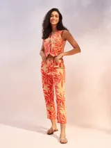 Pantalón color crema de corte recto, largo a la pantorrilla y confeccionado en lino.