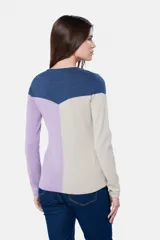 Sweater de punto con diseño color block en azul, beige y lila, de corte ajustado y manga larga.