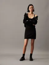 Vestido negro de canalé con tirantes finos y logo de Calvin Klein Jeans en el pecho.