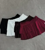 Minifalda con volados en capas, disponible en negro, blanco, marrón y bordó.
