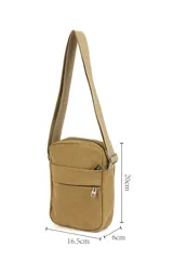 Bandolera verde militar de nylon con correa ajustable, bolsillo frontal con cierre y logo estampado.