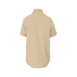 Camisa de manga corta color verde oliva con dos bolsillos de parche en el pecho con cierre de solapa y botón. Logo de Caterpillar bordado en la solapa del bolsillo izquierdo. Corte recto y cierre frontal con botones.