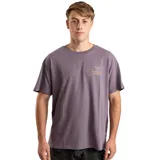 Remera lila de manga corta con cuello redondo y estampado pequeño en el pecho.