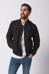 Campera bomber de diseño limpio con cuello alto y cierre frontal visible, ideal para un look casual y sofisticado.
