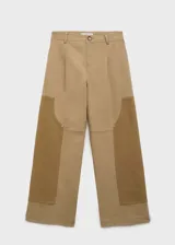 Pantalón de tiro alto color beige con paneles laterales en contraste color marrón. Diseño recto con bolsillos laterales y traseros.
