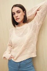 Sweater calado color blanco de punto liviano con diseño geométrico, silueta relajada y terminación en rib en cuello, puños y ruedo.