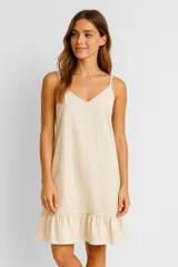 Vestido corto color beige de lino con breteles finos, escote en V y volados en el ruedo.