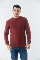 Sweater negro de algodón con cuello redondo y logo bordado en el pecho.