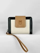 Billetera pequeña tricolor de cuero con cierre de broche y correa de mano. Presenta un logo de búho grabado en el frente.