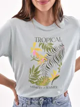 Remera color amarillo claro con estampado de limones, hojas y flores en tonos verdes y grises.