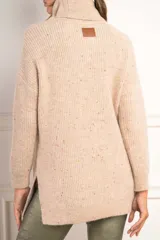 Sweater beige con cuello alto doble, textura acanalada y tajos laterales.