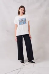 Remerón blanco de viscosa con estampado abstracto en tonos celeste y negro.