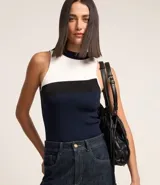 Blusa de punto sin mangas con cuello alto y bloques de color blanco, negro y azul marino.