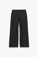 Pantalón de tiro alto negro a rayas verticales blancas, con cintura elástica ajustable con cordones, bolsillos delanteros y banda lateral blanca.