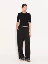 Pantalón negro de tencel con lino, de corte recto y caída liviana. Tiene elástico en la cintura, falsa cartera, bolsillos escondidos en el delantero y bolsillo ojal en la espalda.