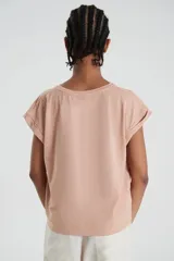 Musculosa color salmón de jersey de algodón, corte cuadrado, con cuello redondo y detalle de bordado a tono en el frente.